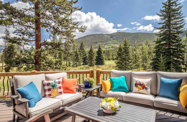 Spacious 6 Bedroom with hot tub on Keystone Ranch Golf Course