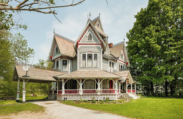 Spacious 7-bedroom house. Book your ski trip. Skate across the road in the park.