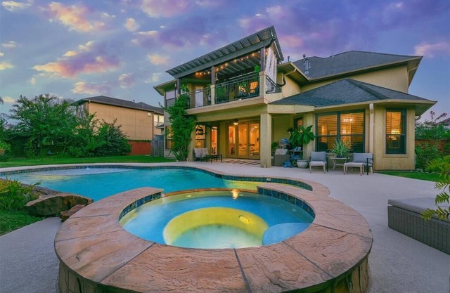 Spacious 7-bedroom luxury estate w/pool, fenced yard, sleeping 16 people
