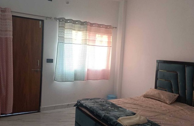 Spacious 8-bedroom apartment with AC and hot water, WiFi in charming Varanasi