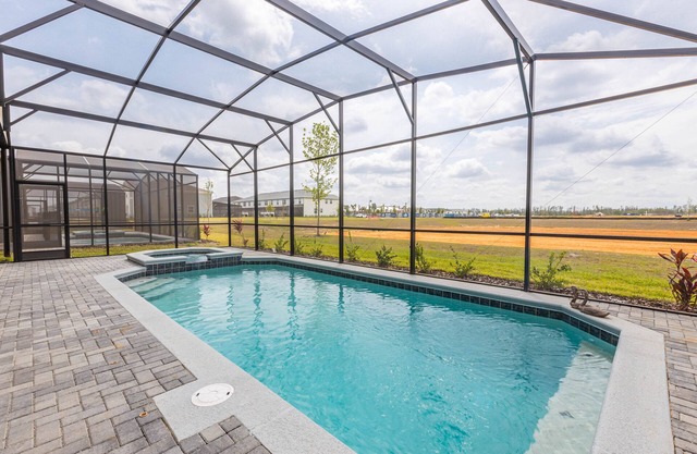 Spacious 8-bedroom home in Clermont, FL, perfect for large groups up to 20.