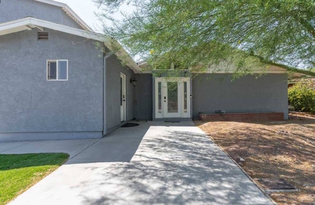 Spacious 8 Bedroom | Hot Tub & Grill | Close to Do