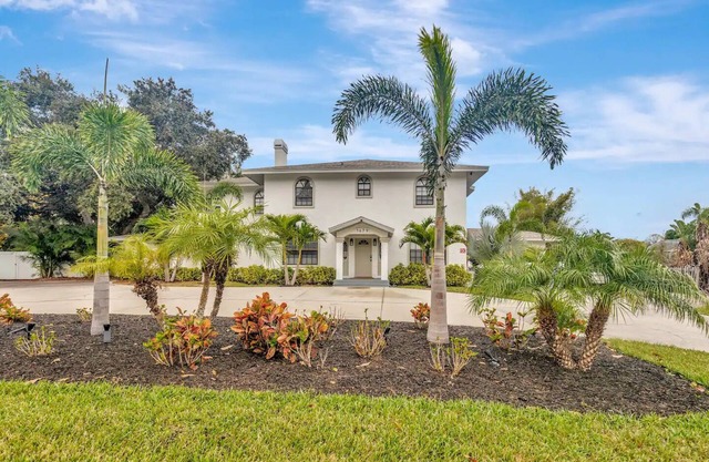 Spacious 8-Bedroom Mansion Just 10 Minutes from Honeymoon Island Beach