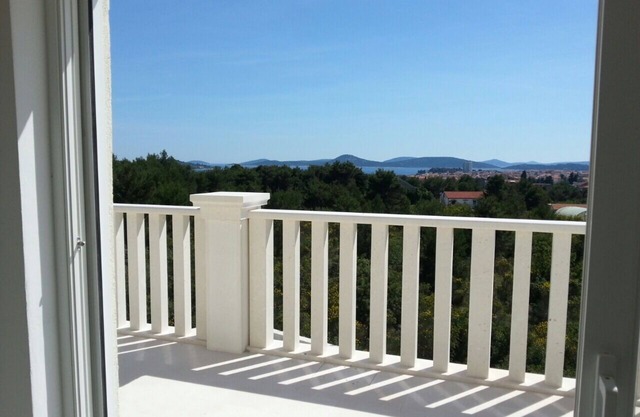 Spacious and well equipped apartment with outdoor grill and swimming pool (*)