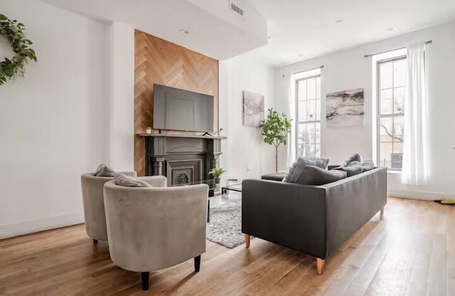 Spacious apartment in charming Brooklyn with WiFi, AC. Book now