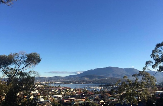 Spacious Apartment - Warm and Welcoming in Lindisfarne, 8 min from CBD