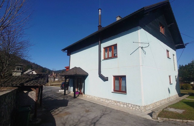 Spacious apartment with balconies and large garden