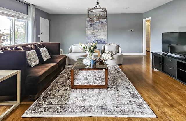 Spacious Apt. Min to Downtown Culver City & Venice Beach