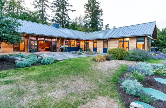 Spacious bayfront home w/sauna, patio, views, & easy beach access