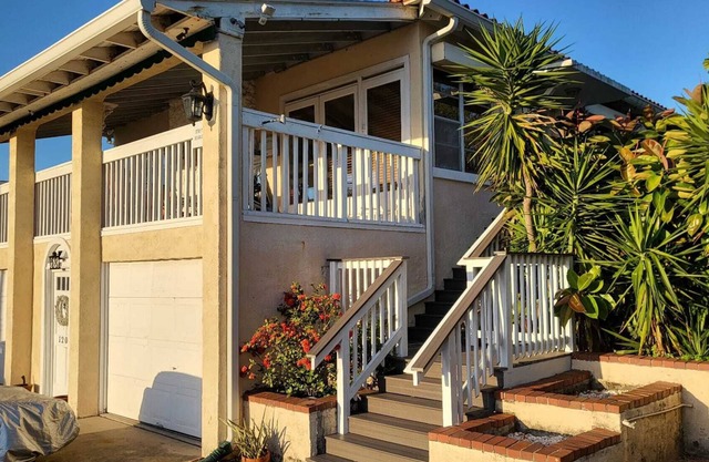 Spacious Beach House Unit, Beautifully Furnished 2 Bed 2Bath./2Min.Walk To Beach
