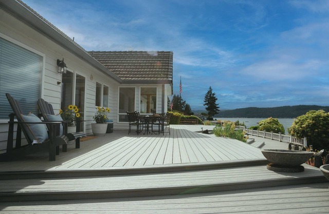 Spacious Beach Front Home on Hood Canal w/Kayaks!