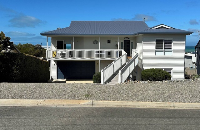 Spacious Beach House with Gorgeous Panoramic Coastal Views. Linen Included.
