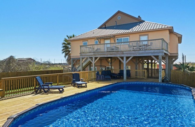 Spacious Beach House, Pool & Huge Deck