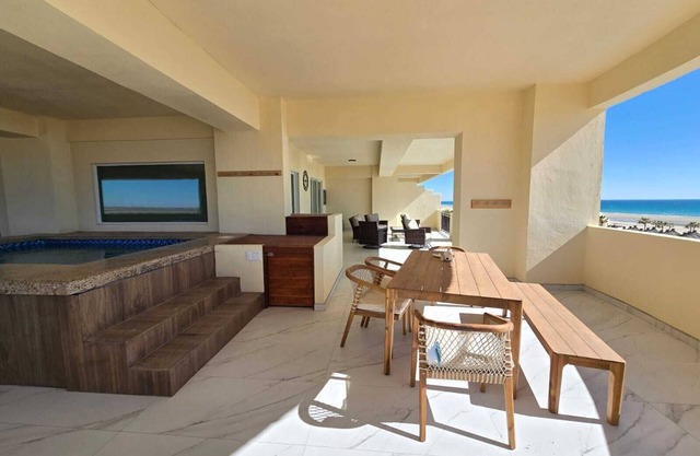 Spacious beachfront 16 Guest, Just incredible !