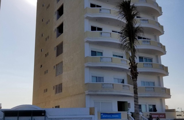 Spacious beachfront 1 master suite, 1 1/2 bath La Bahia #202