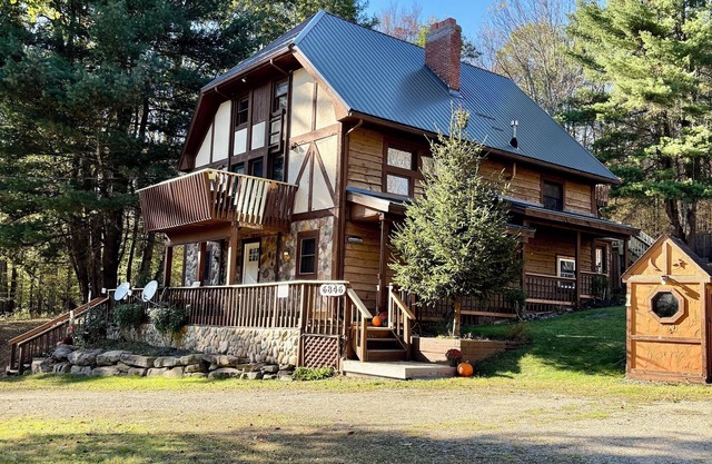 Spacious & Beautiful 8 Bdrm Chalet Set Up For Large Group Entertaining!