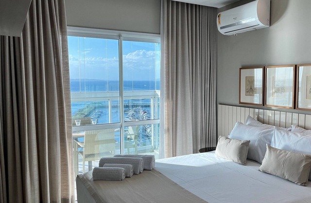 Spacious Bedsitter View to the Bay of All Saints