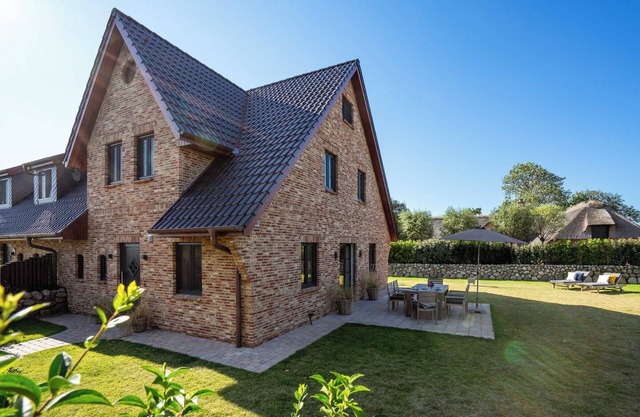 Spacious, bright, modern and clearly furnished - this is what awaits you in this new