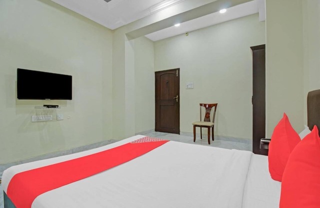 Spacious building with 9 bedrooms and WiFi, AC in welcoming Hyderabad
