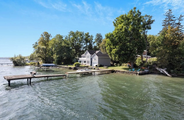 Spacious Bungalow with Private Lake Access. Stay with E.V.E