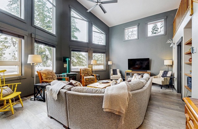 Spacious cabin with WiFi, gas fireplace, AC, hot tub, & seasonal pool