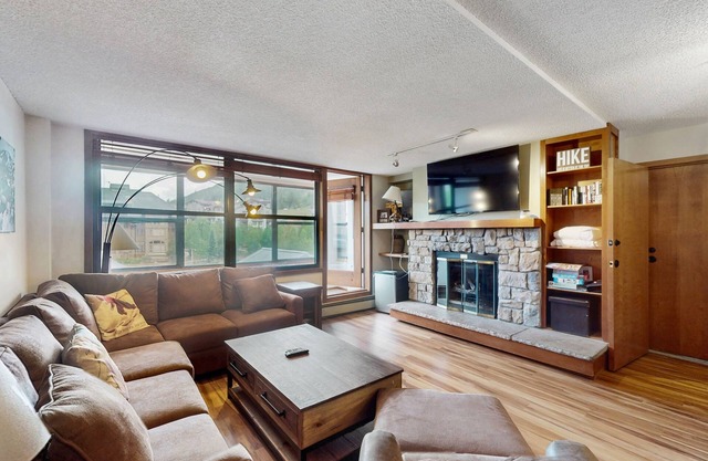 Spacious Center Village suite w/private sunroom & shared hot tub - walk to lift