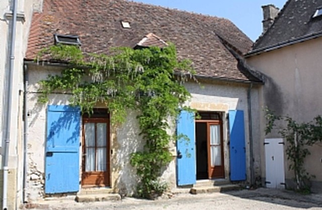 Spacious Child Friendly 3 Bed House With Large Garden In Charming Village.