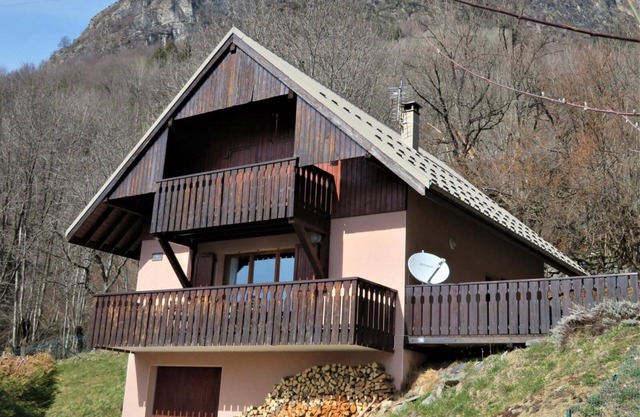 Spacious Chalet, peaceful location, easy access to ski lifts & amenities!