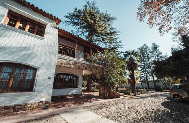 Spacious chalet with 9 bedroom,AC, WiFi, pool, 8000m2 park in Chacras de Coria