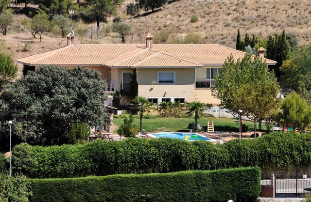 SPACIOUS CHALET WITH POOL, COMFORTABLE AND COMFORTABLE ONLY 2 KM. FROM TOLEDO