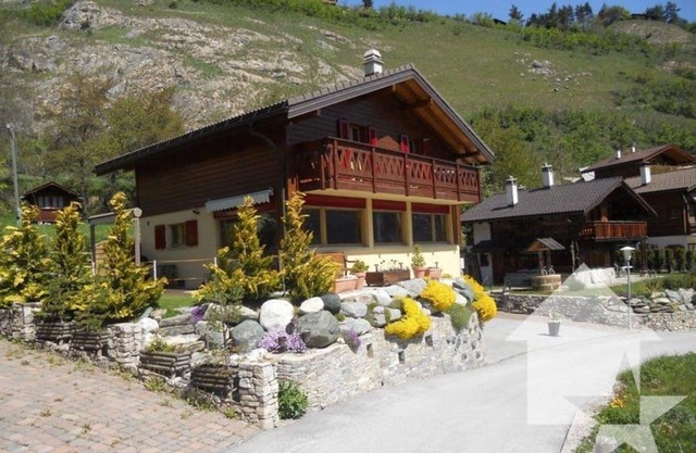 Spacious Chalet with View and close to the gondola