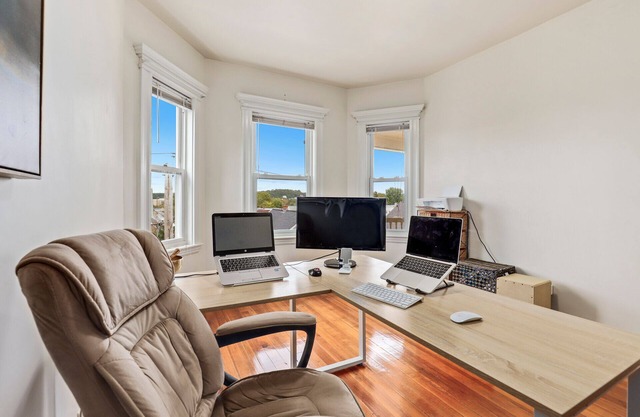 Spacious Clean Apartment Commuter friendly to City.