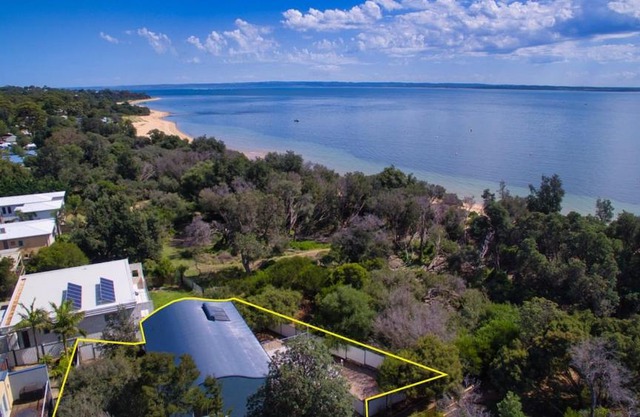 Spacious Coastal Retreat 5 Bdr