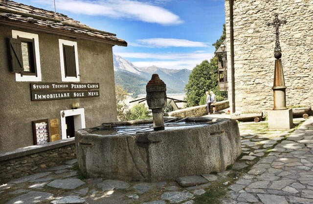 Spacious Comfortable 4 bed 2 Bath Apartment - Mountain Views & Close to Centre