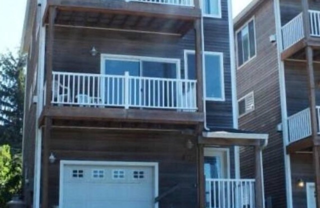 Spacious Comfortable Contemporary Beach Home