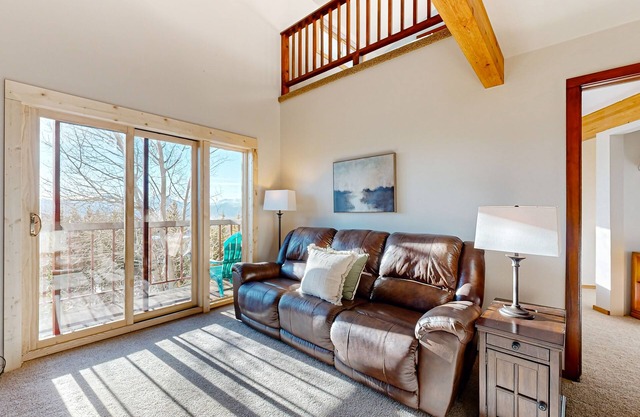 Spacious condo with shared pool & hot tub - great location
