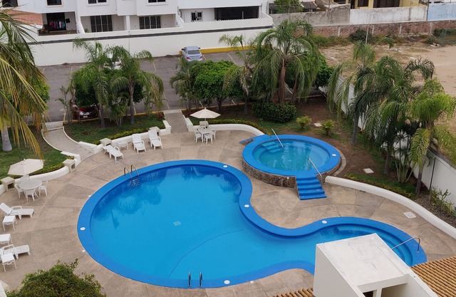 Spacious condominium in the Golden Zone, a 5-minute walk from the beach!