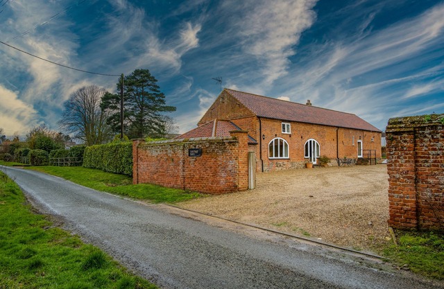 Spacious converted barn in North Norfolk with private hot tub & close to beaches