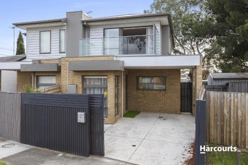 Spacious Corio Townhouse Near Ferry & Waterfront