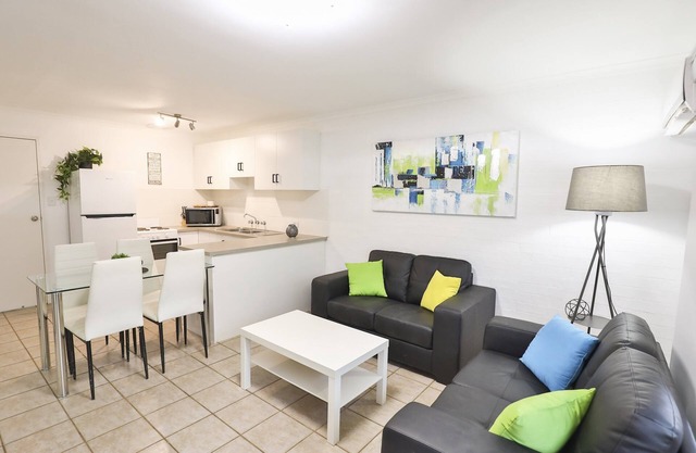 Spacious corp & family friendly, new reno, close to shops/eateries, free wifi