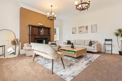 Spacious, Cosy Farmhouse with Garden & Piano