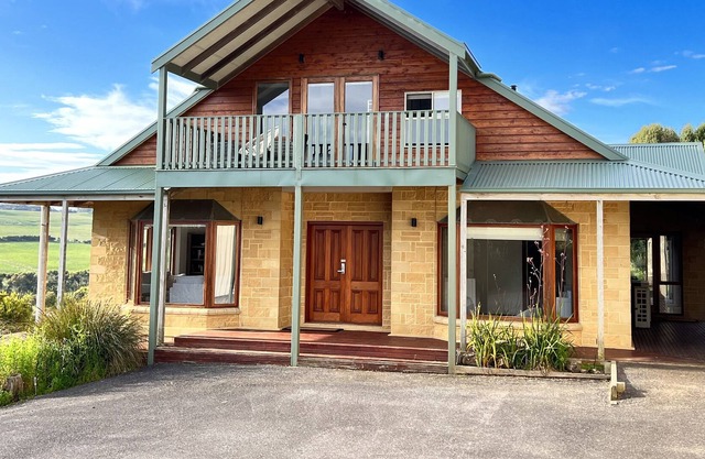 Spacious country coastal house near Great Ocean Road