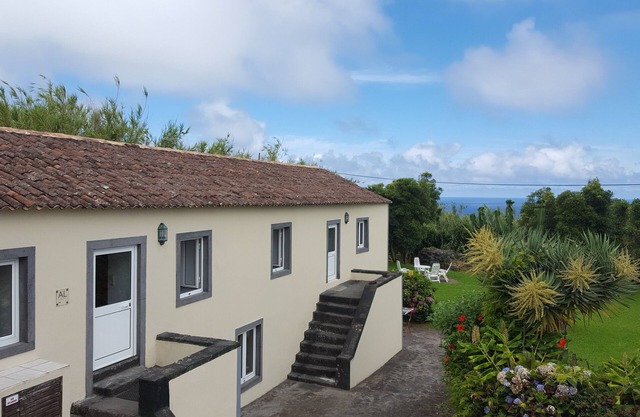 Spacious country house, idyllic garden, gorgeous ocean view, quiet yet central