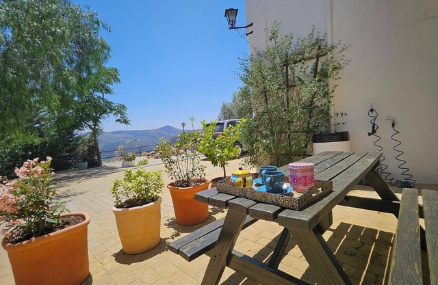 Spacious, cozy and family-friendly apartment above Lake Iznajar