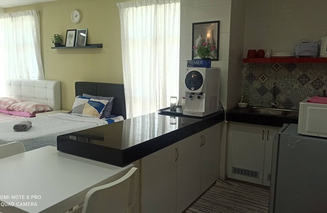 Spacious & Cozy Studio W/POOL 5min to Pasar Siti Khadijah. Free WI-FI, NETFLIX