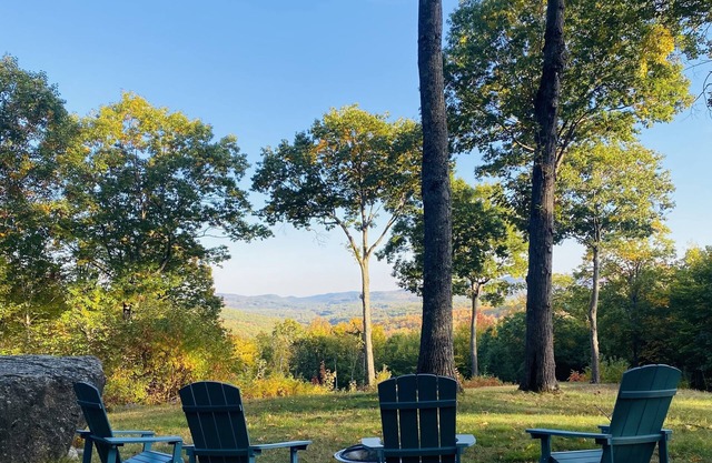 SPACIOUS Custom 5 Bed Home Minutes to Mt.Sunapee! Garage, Hot Tub, Game Room!