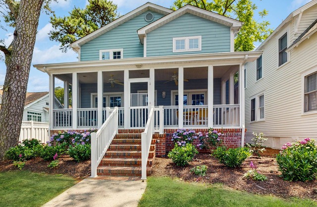 Spacious downtown home with yard, WiFi, AC, washer/dryer - near the beach
