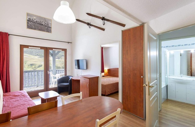 Spacious Duplex, 7 Sleeps, South-Facing, Indoor Pool & Gym, Covered Parking