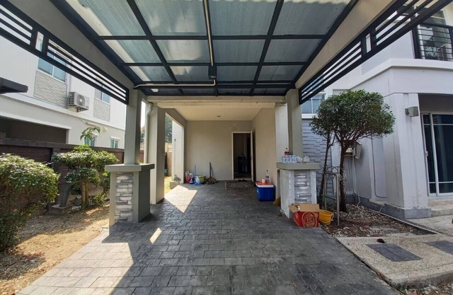 Spacious Entire House With Shared Fitness Room and Shared Indoor Pool in Club