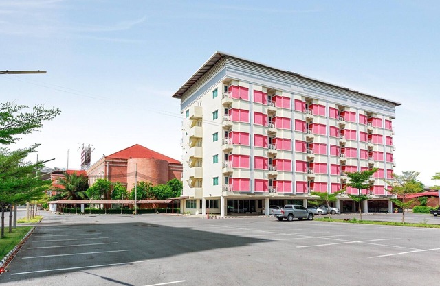 Spacious Family Escape | Thai Comfort at Vresotel